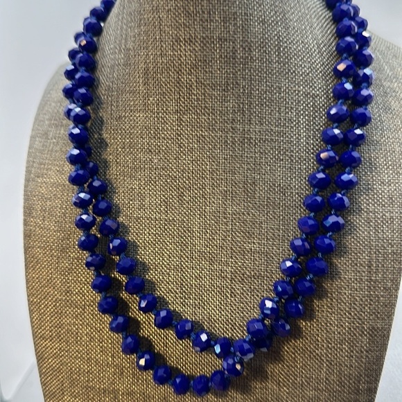 Beautiful glass royal blue necklace. The length is 18 inches long. - Picture 3 of 4